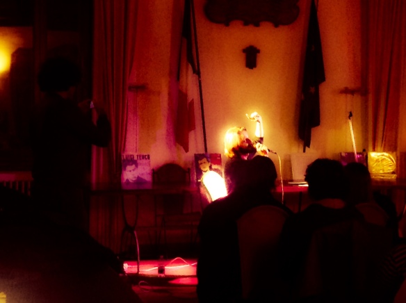 Giulio Casale durante il recital a San Lorenzo Nuovo. S'intravvedono dietro i dischi dei penati (foto di Fede Fabiani)